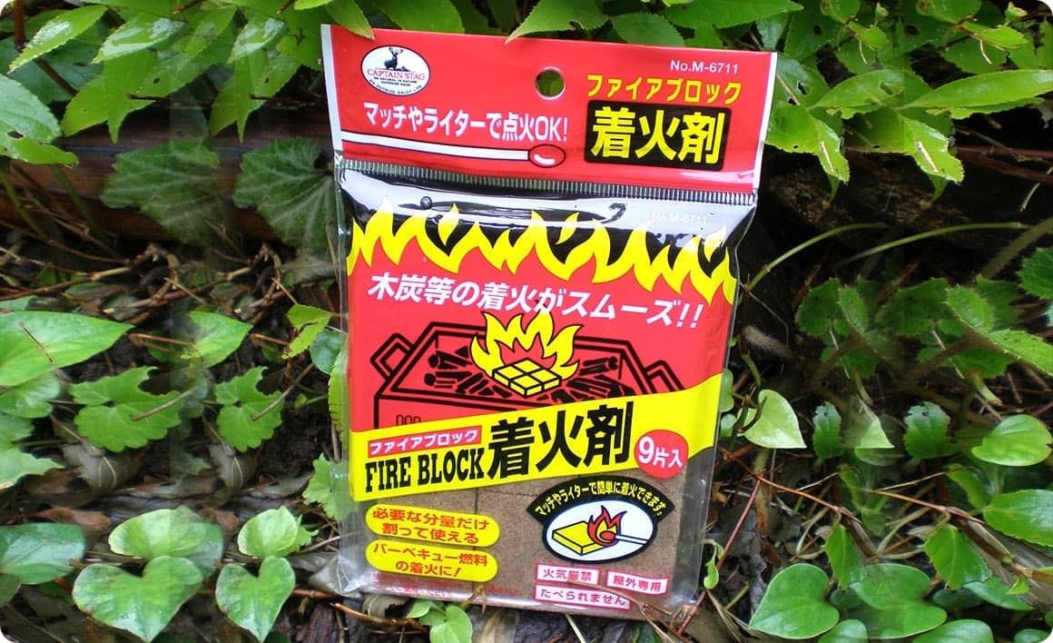 火が着きにくい場合に重宝する着火剤。ゼリー状のものもあります