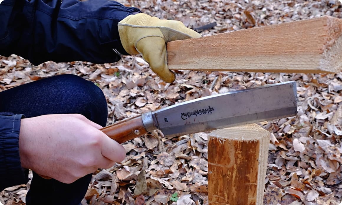 焚き火を極める第一歩 正しいナタの使い方