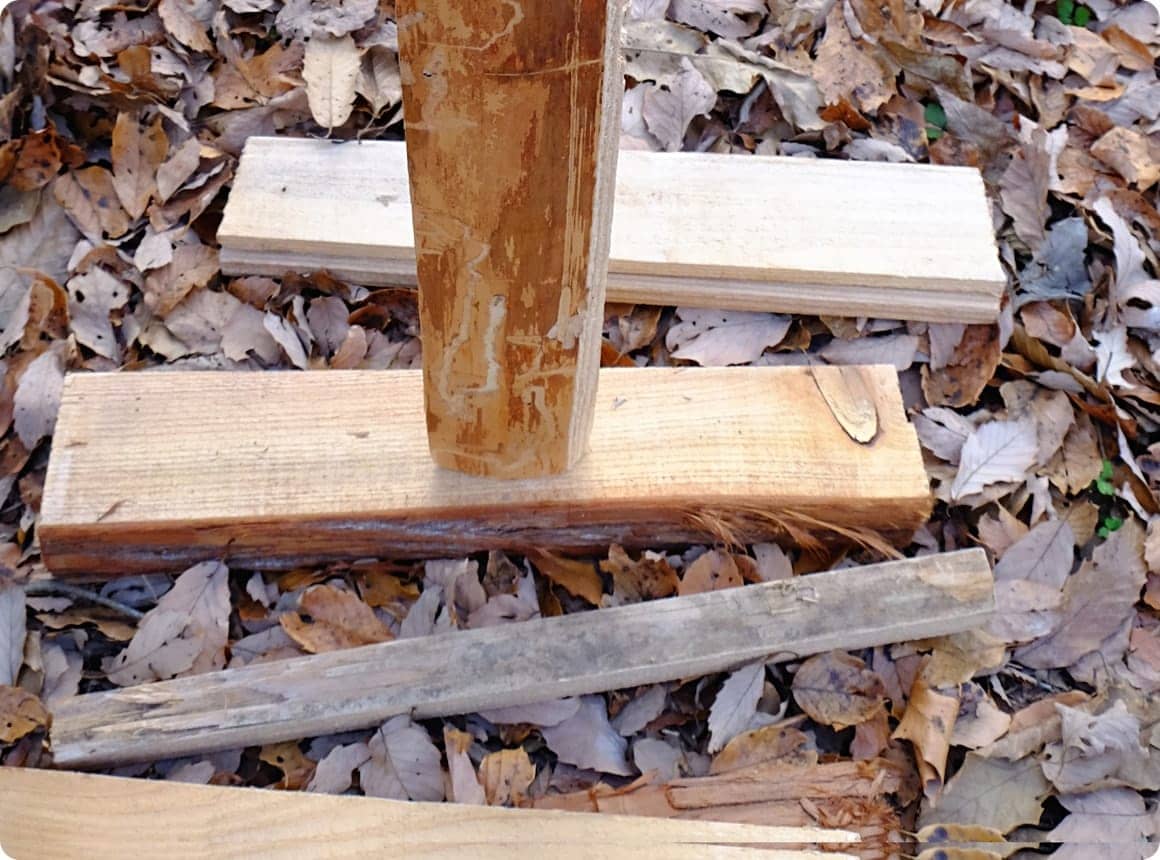 薪を安定して立たせられる台