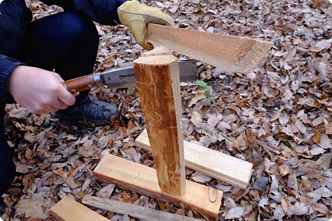 ナタの背をさらにたたく。