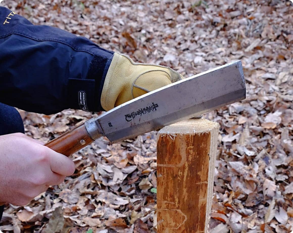 ナタのハンドル部分を刃より下の位置にする