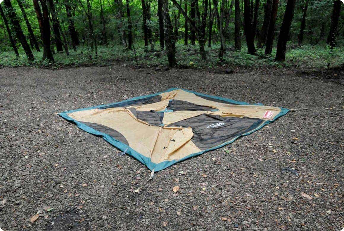 インナーテントを広げ、前・後ろを確認