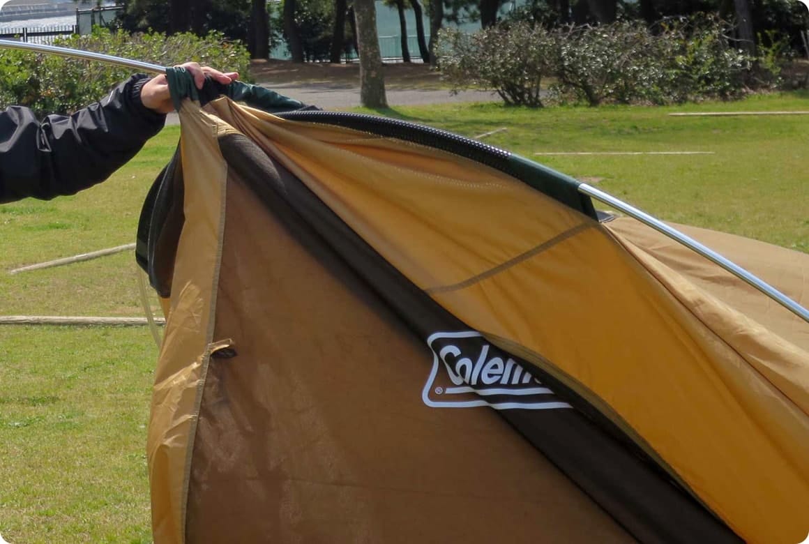 ひとりで設営する場合は、2本目のフレームを通す際、交差部分をつかんでフレームを押し出す