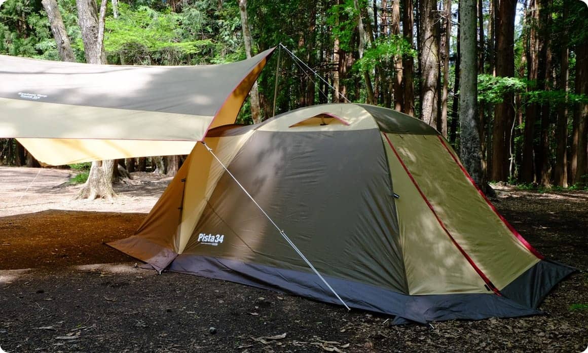 メインポール脇でテントを連結