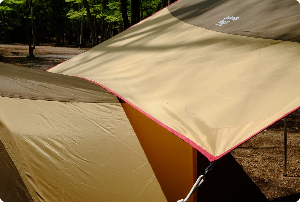 ワイドタイプのテントなら、タープの脇に連結