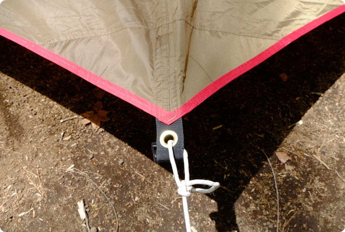 専用の幅広コードを使って、テントの後ろにあるメインポールを利用