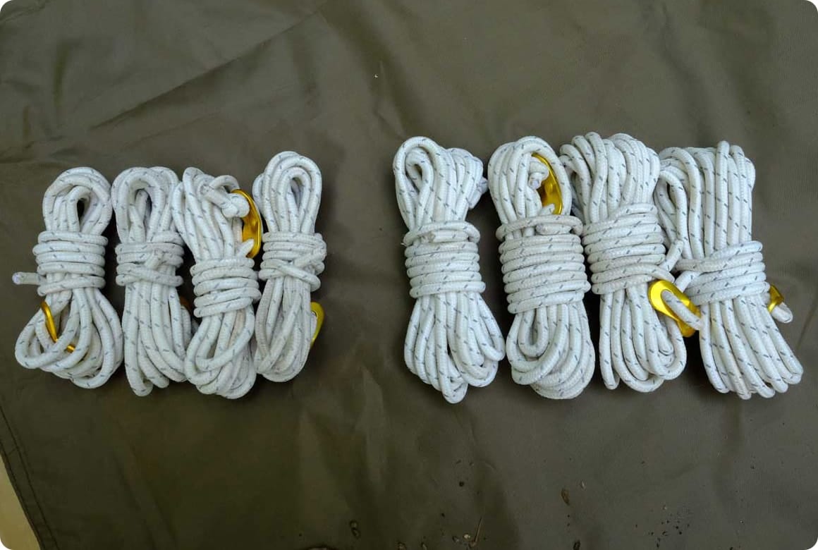 メインポールに使う長い張り綱（右）と、幕体を引っ張る短い張り綱（左）