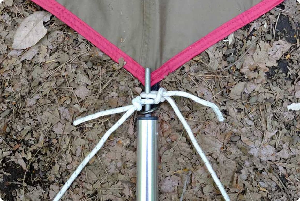 メインポールと張り綱を幕体にセット