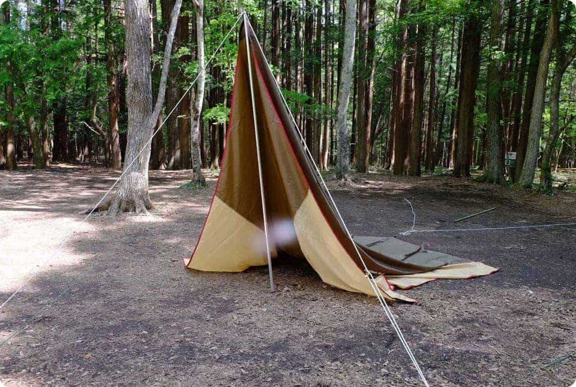 メインポールを1本ずつ立てる