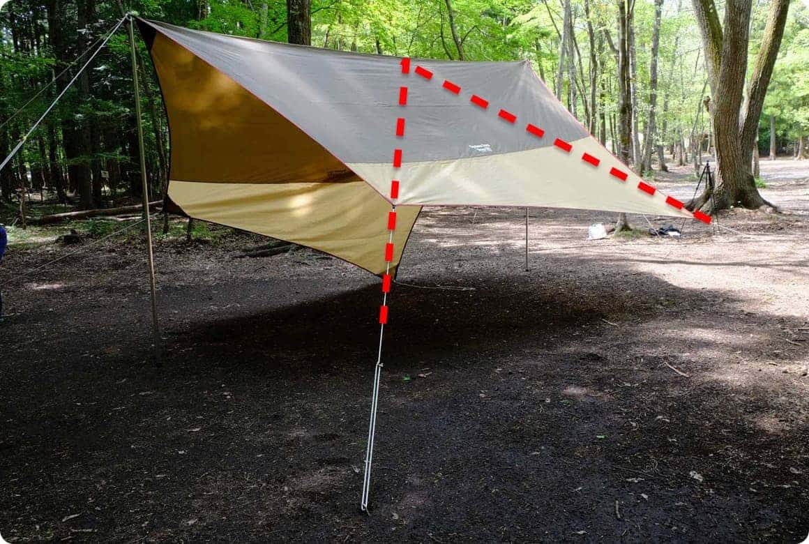 張り綱を地面まで伸ばしてペグダウンします。