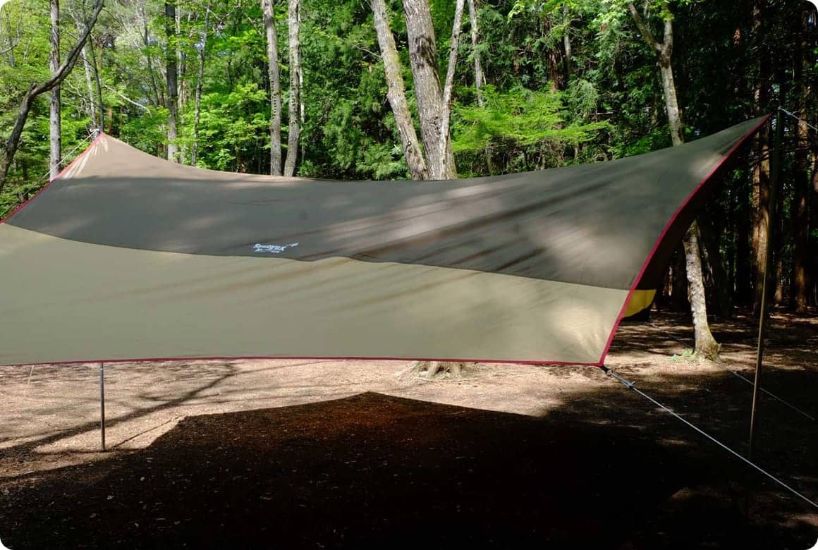 シワがある際は、シワと垂直方向の張り綱を引っ張る