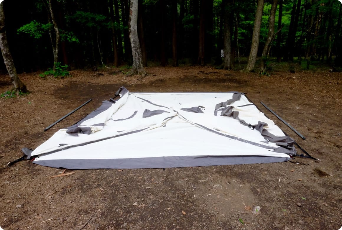 1.テープを目印に外枠をペグダウン