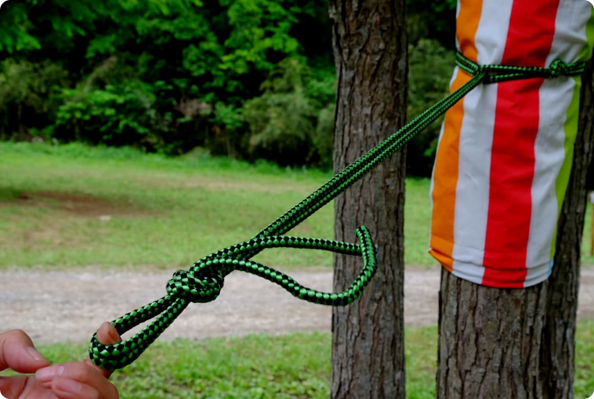 ロープを木に一周させたら、輪の中にロープを通します