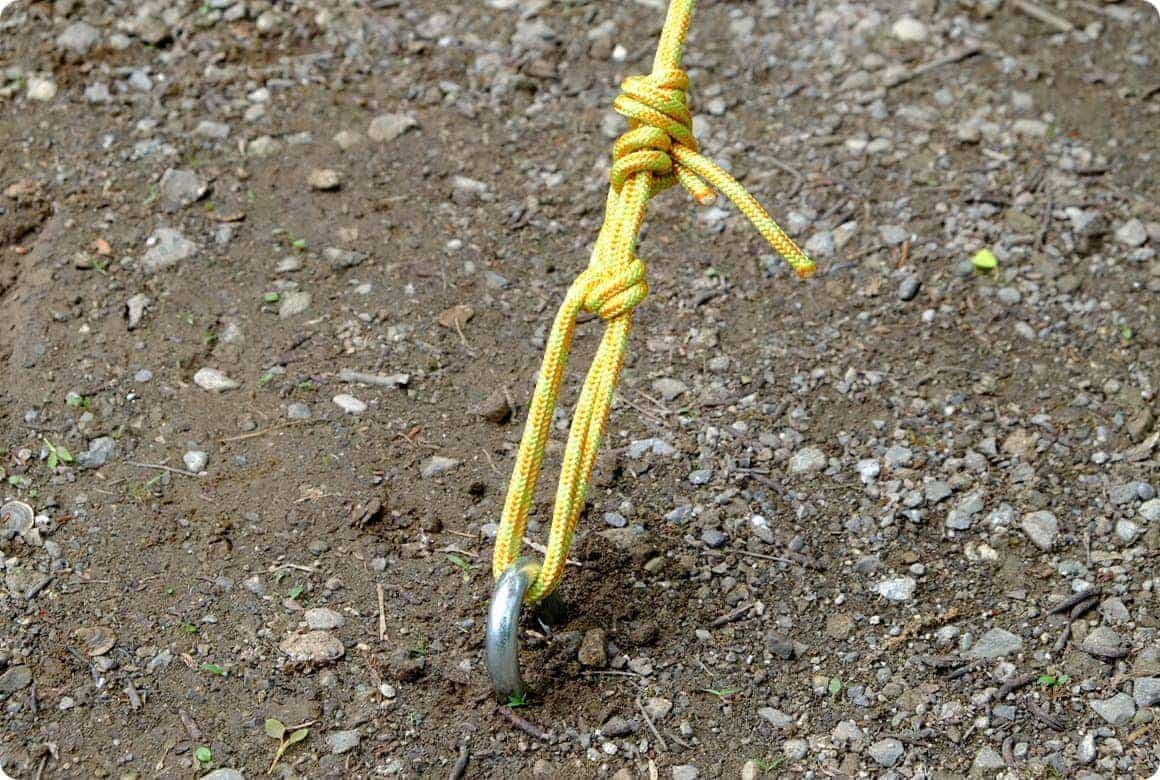 しっかり地面に打ち込みます