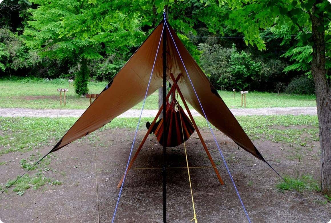 ハンモックの上にタープをかけます