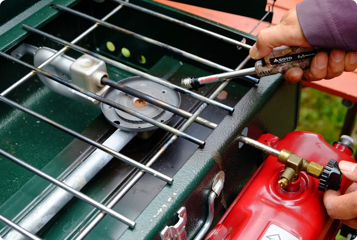 ライターの炎を近づけながら、燃料バルブを1〜2回転