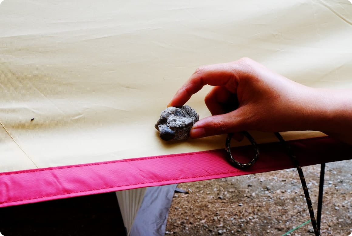 小石やボタンなどを幕体で包み込んで出っ張りを作り、そこをストッパー代わりに