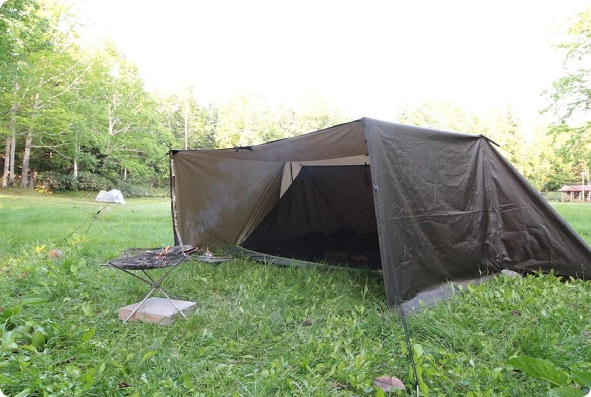 このアレンジは、ソロや2人程度の簡易テントとしても使えます