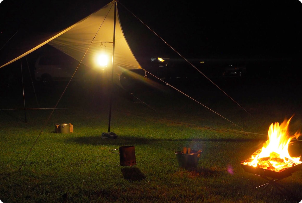 リビング用のランタンが足りない時は、 タープをリフレクター代わりに！