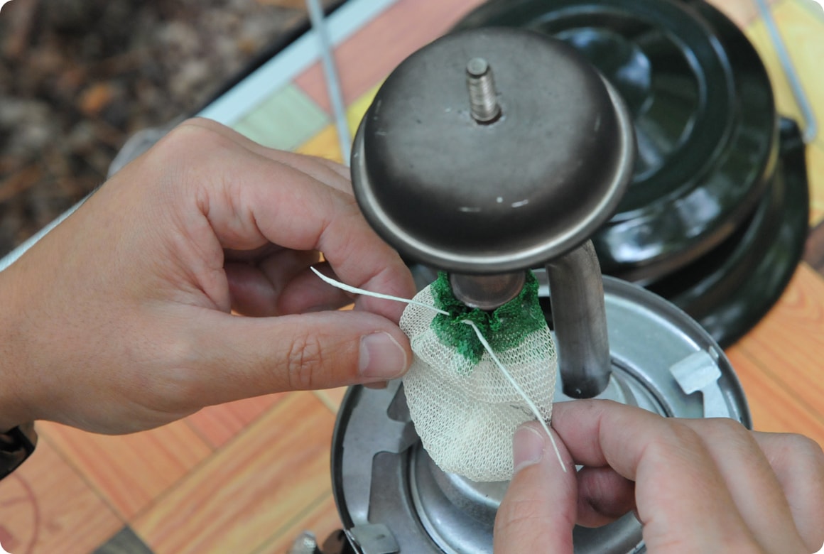 マントルに描かれたラインや縫い目などを参考に、左右・上下にゆがみがないように取り付けます