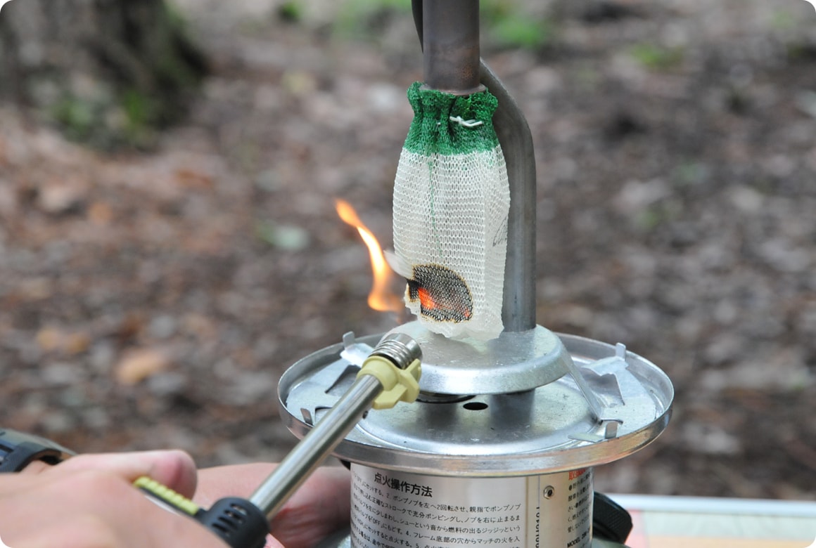 燃料バルブを閉じたまま、ライターの炎を下から近づけてまんべんなく燃やします