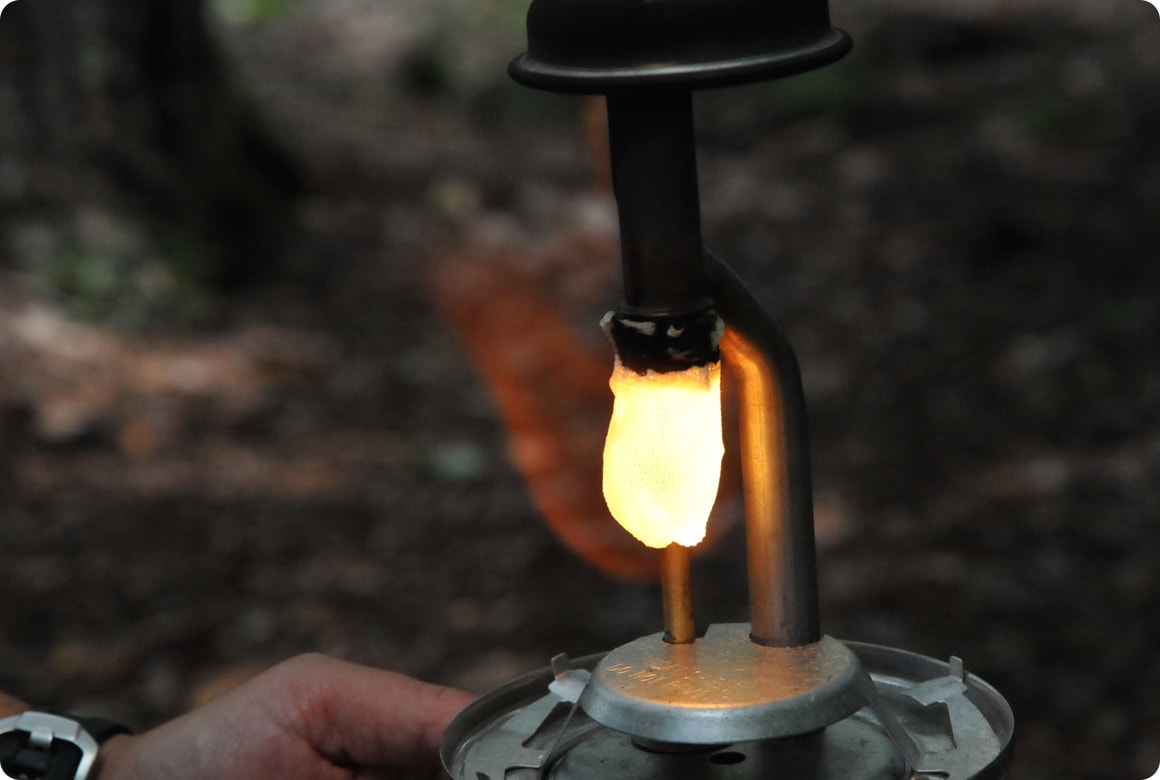 空焼き直後はもろいマントルですが、一度燃料バルブをあけて燃焼させると強度が高まります