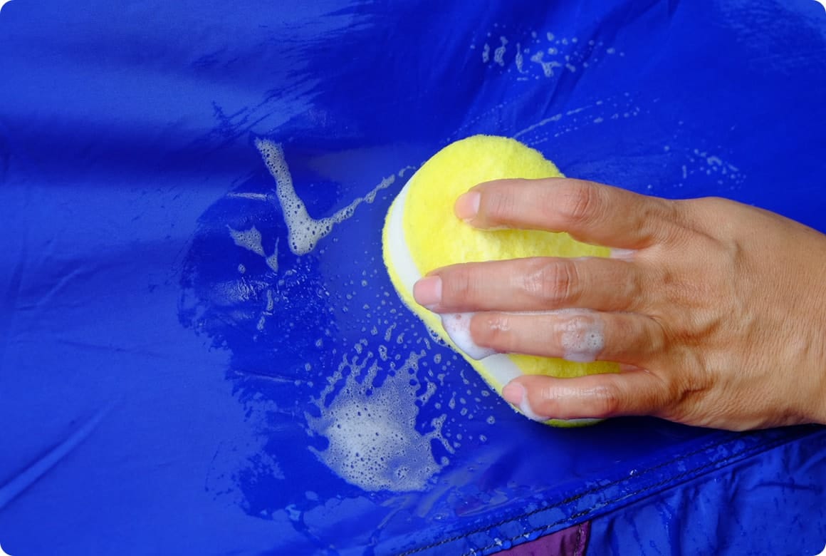 2.コーティングを落とさないよう、やさしくていねいに汚れを落とす