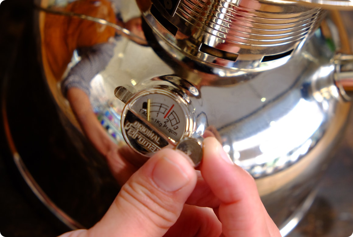 3.圧力調整スクリューと予熱バーナーのレバーを確認