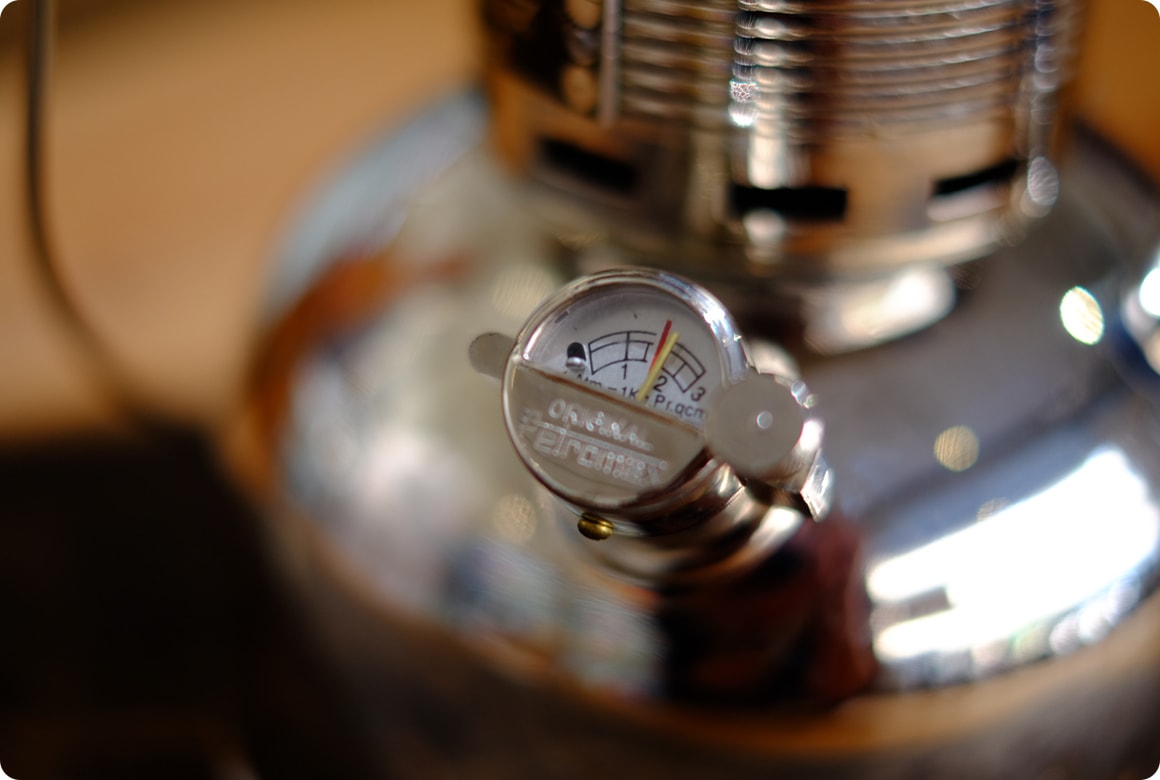 圧力計の針が赤い目盛りを超えないくらいまでポンピングします