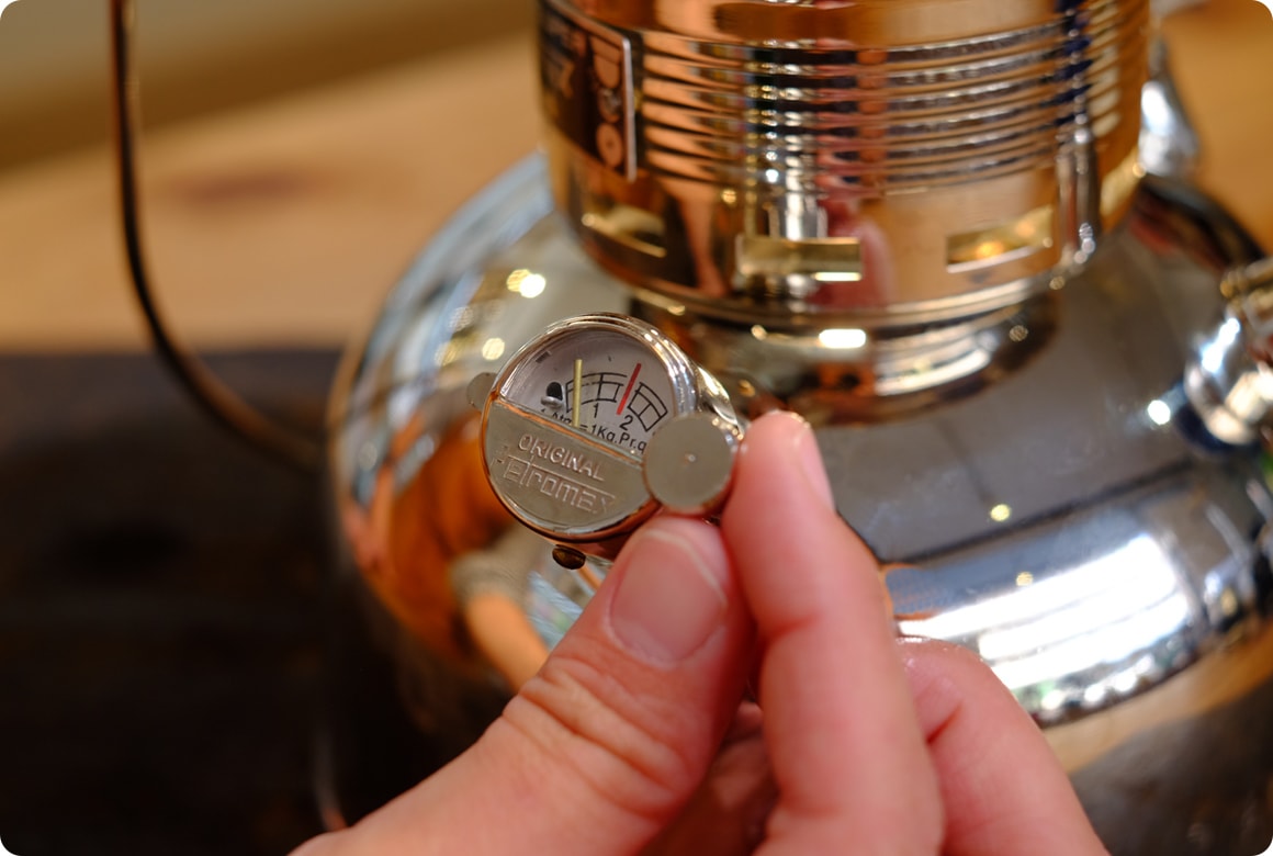 1.圧力調整スクリューをゆっくり回す