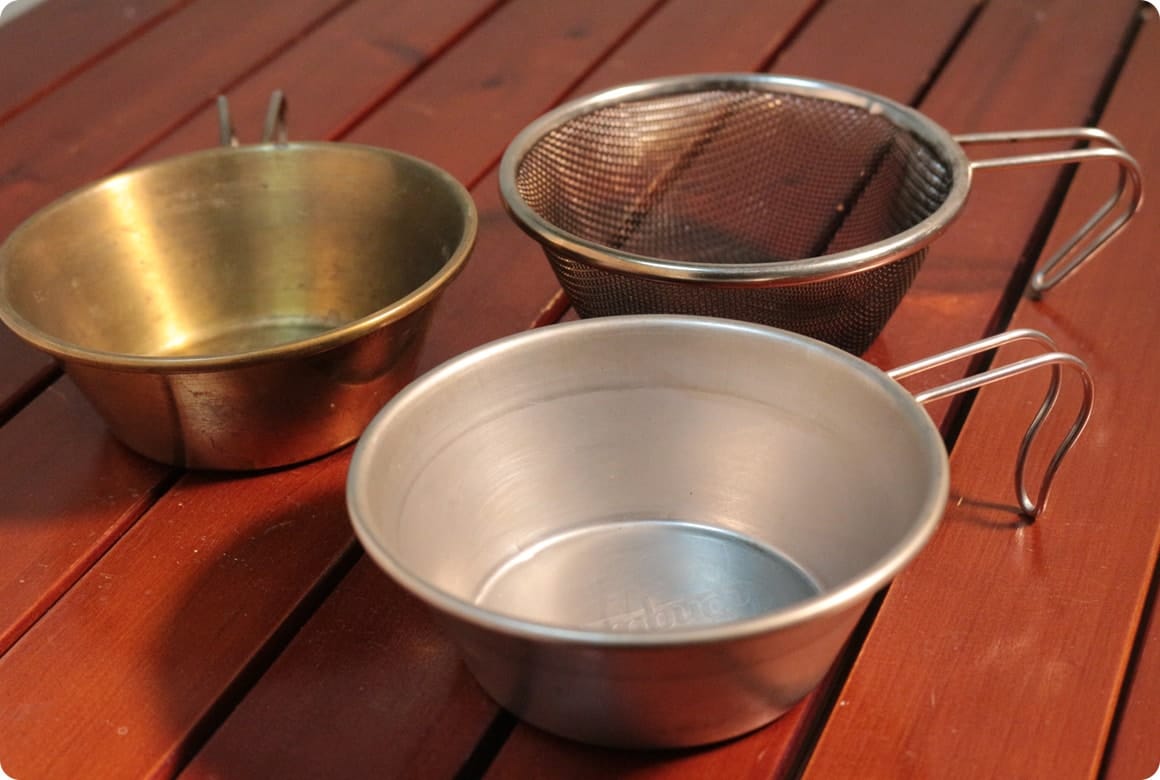 火にかけられるシェラカップ