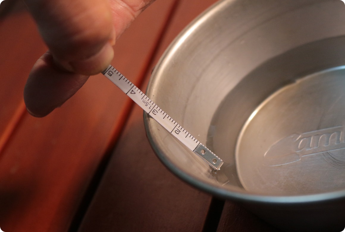 水100mlの目安（フチから3cm）