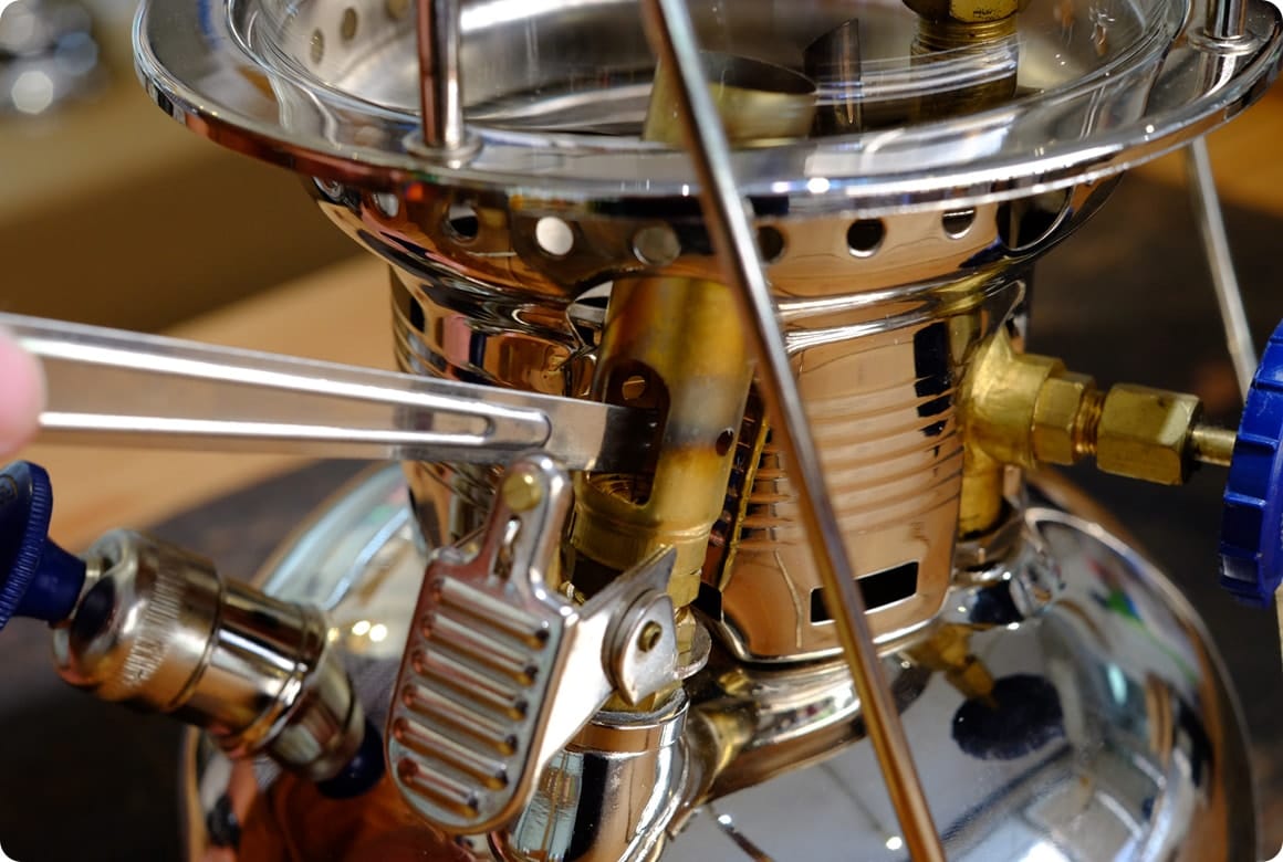 レバーのすぐ上にある穴からバーナーのノズルに差し込み、クリーニングします