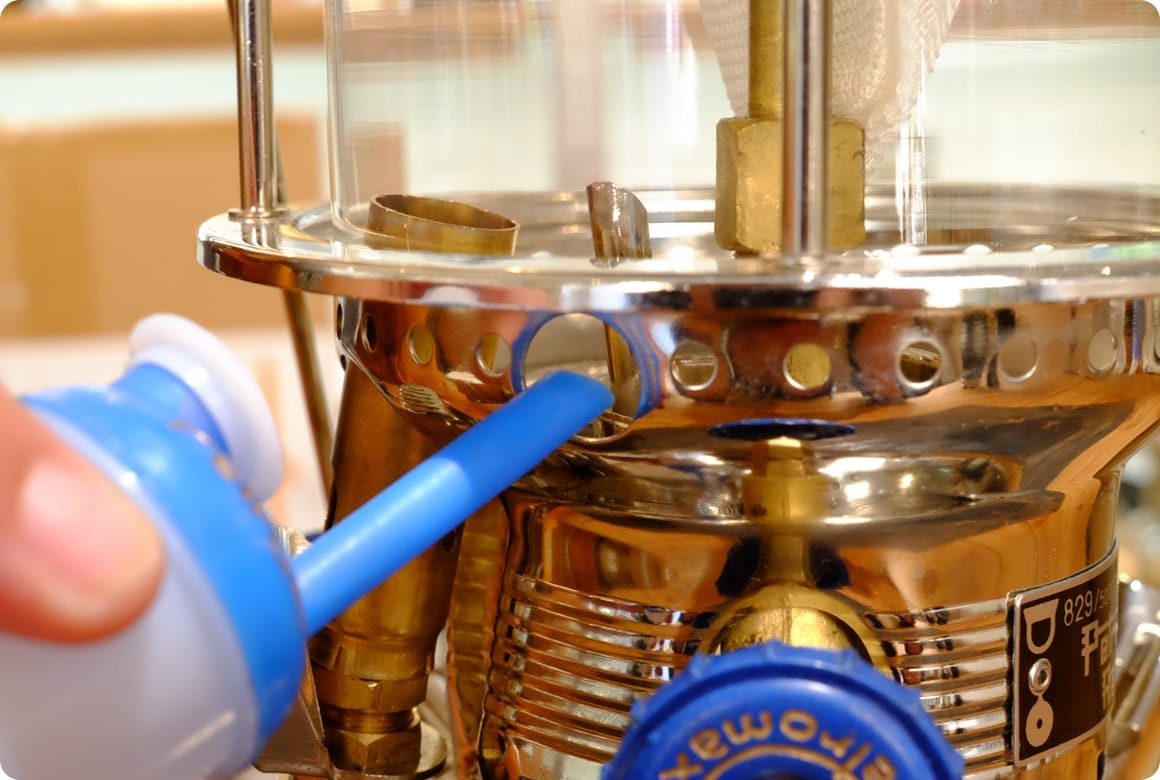 アルコールをアルコールコンテナーに移し、青いグリップホイールの上にある穴から「予熱カップ」に注ぎ入れます