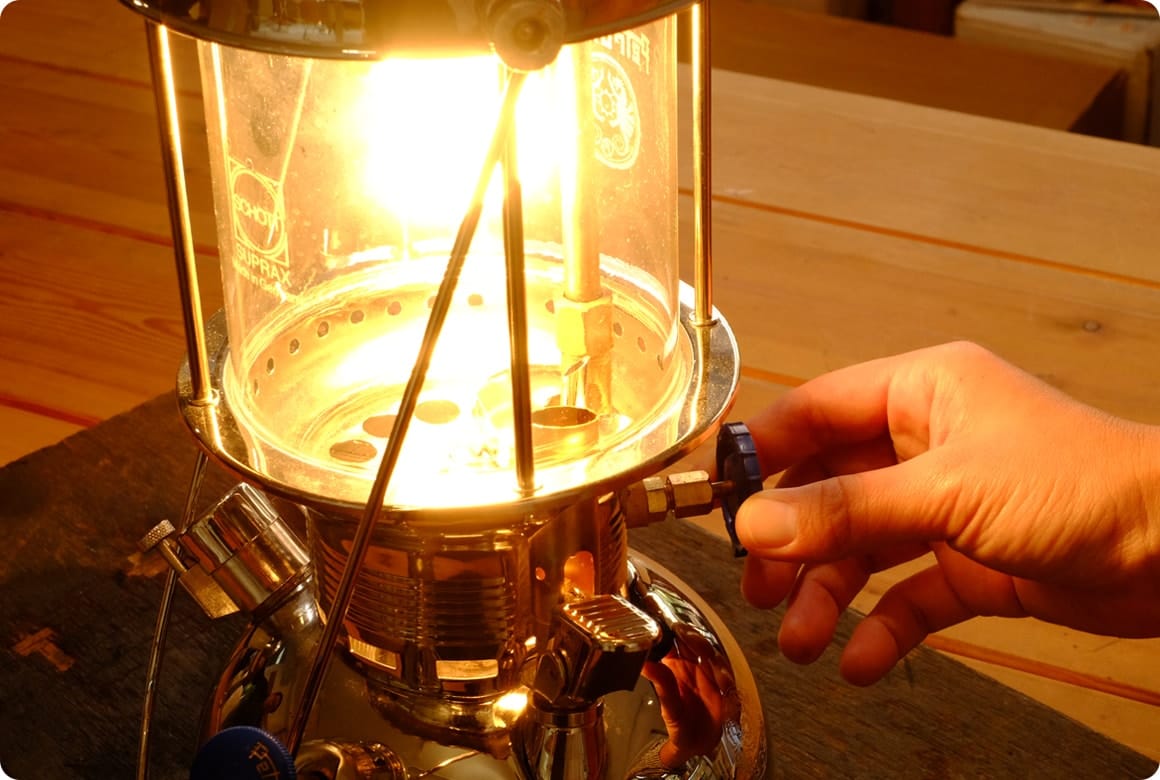 グリップホイールの上にある穴からマッチの炎を近づけ、アルコールに着火