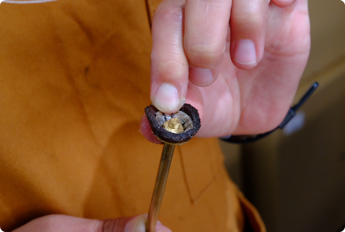 グリースをパッキン全体に塗り込み、指で広げるようにします