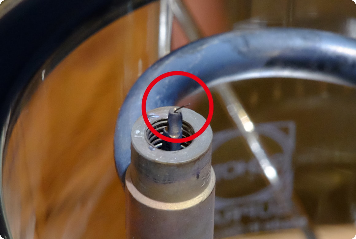 グリップホイールの矢印を上向きにして、クリーニングニードルをチェック