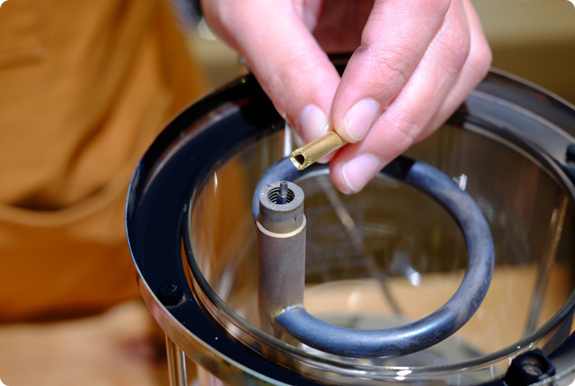 クリーニングニードルはニードルキーを差し込み、くるくる回して取り外します