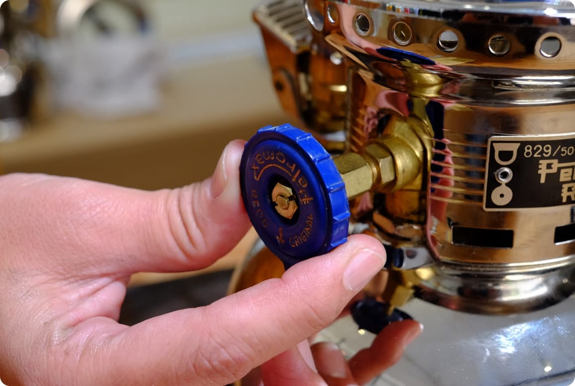 グリップホイールの矢印を下向きにしてクリーニングニードルを下げます