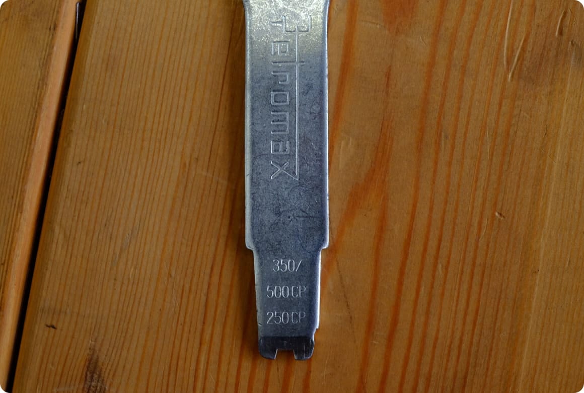 付属の専用スパナ