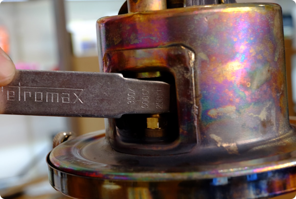 付属の専用スパナにはゲージが付いています