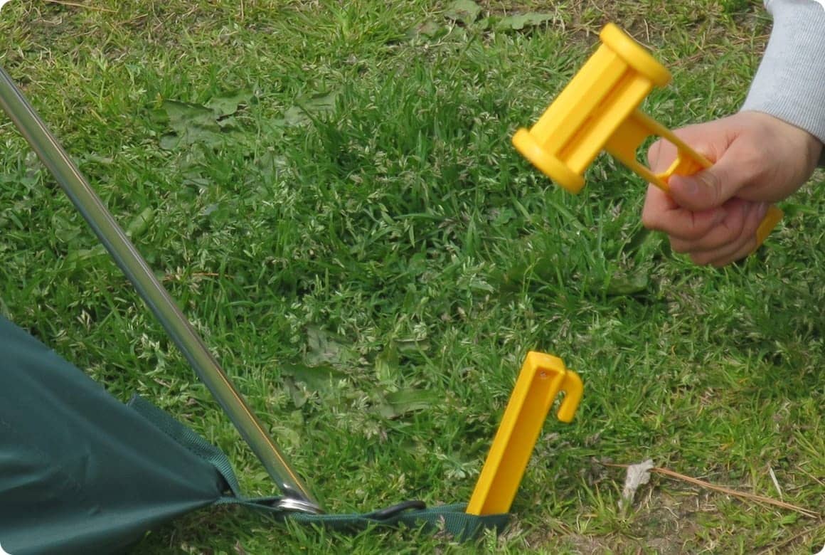 テント付属のペグは プラスチック製と細いピンペグが主流