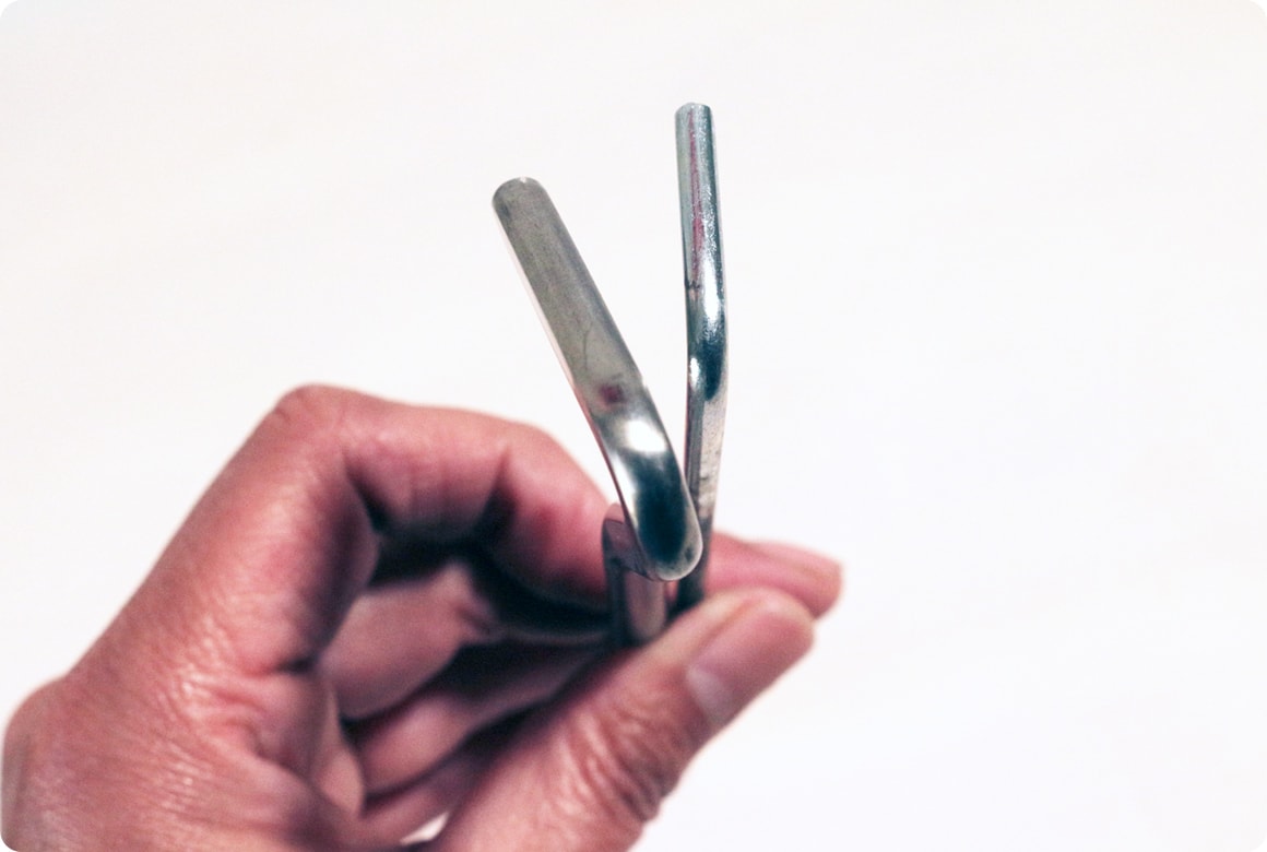 写真右の細くて断面が丸いピンペグも、よくテントに付属されています