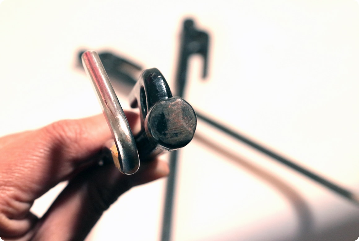 丸い断面は地面に刺さりやすく、しっかり刺されば地面との隙間ができにくいという特徴があります