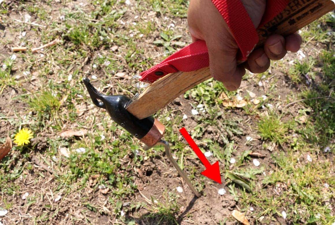 ペグが傾いている方と反対側に体を構え、そこから腕を振り下ろす形でペグに向かって真っ直ぐ打つ