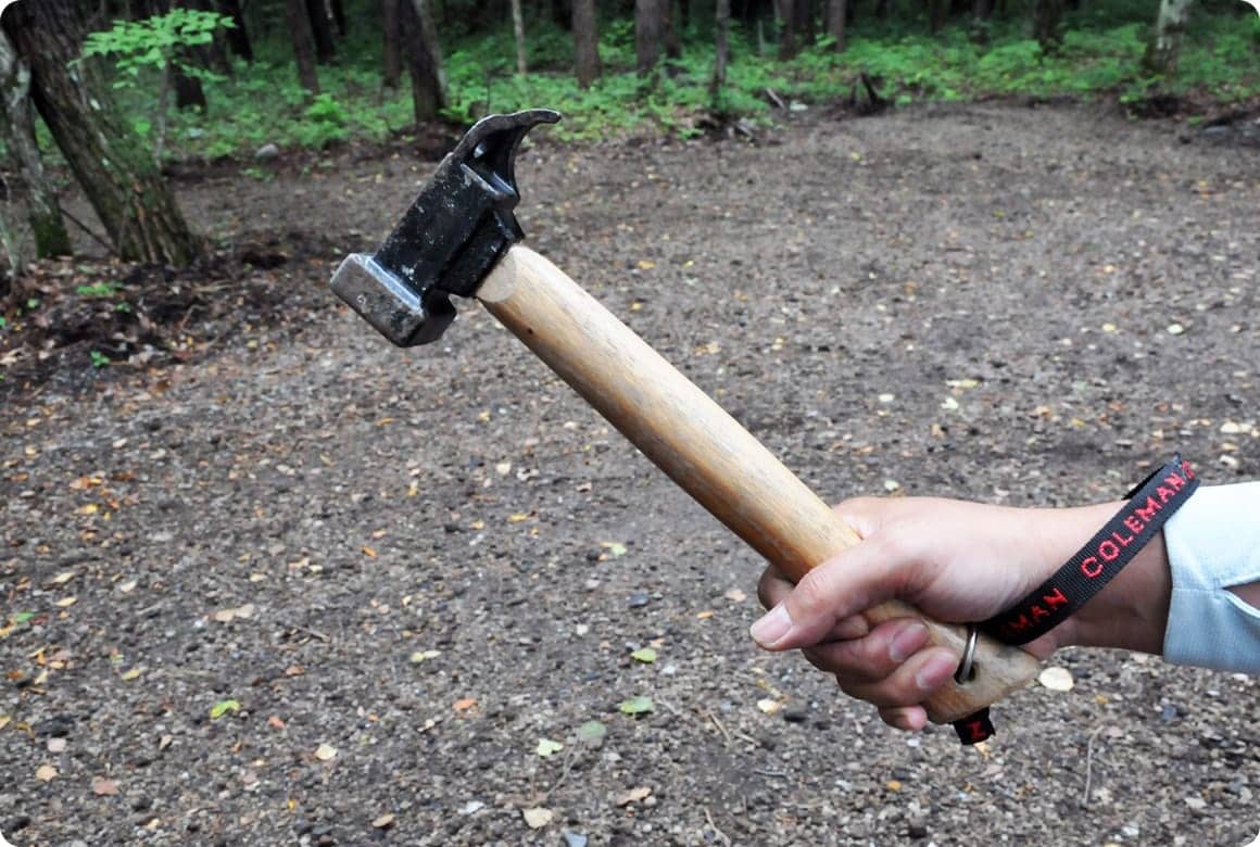 ペグハンマーには通常、ストラップが付いています。