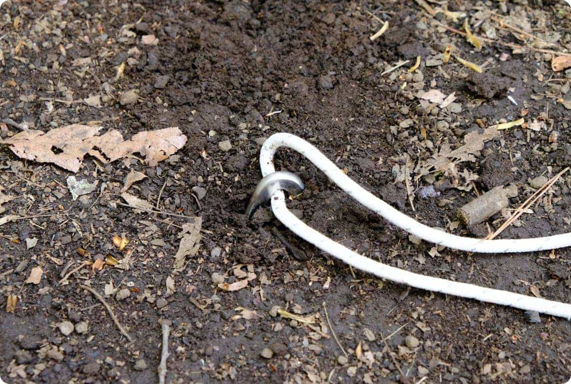 ペグの頭が2〜3cm見える程度まで地面に刺してから引っかけます。