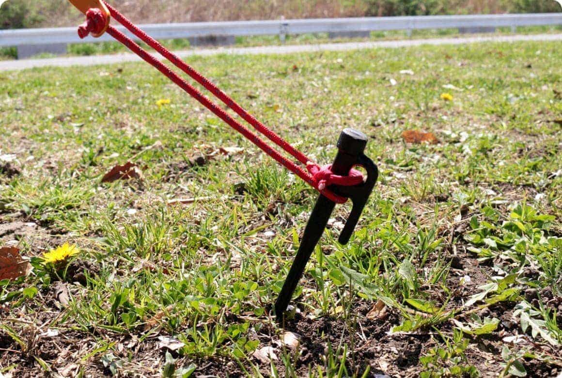 ペグは、しっかりと地面に差し込みましょう。