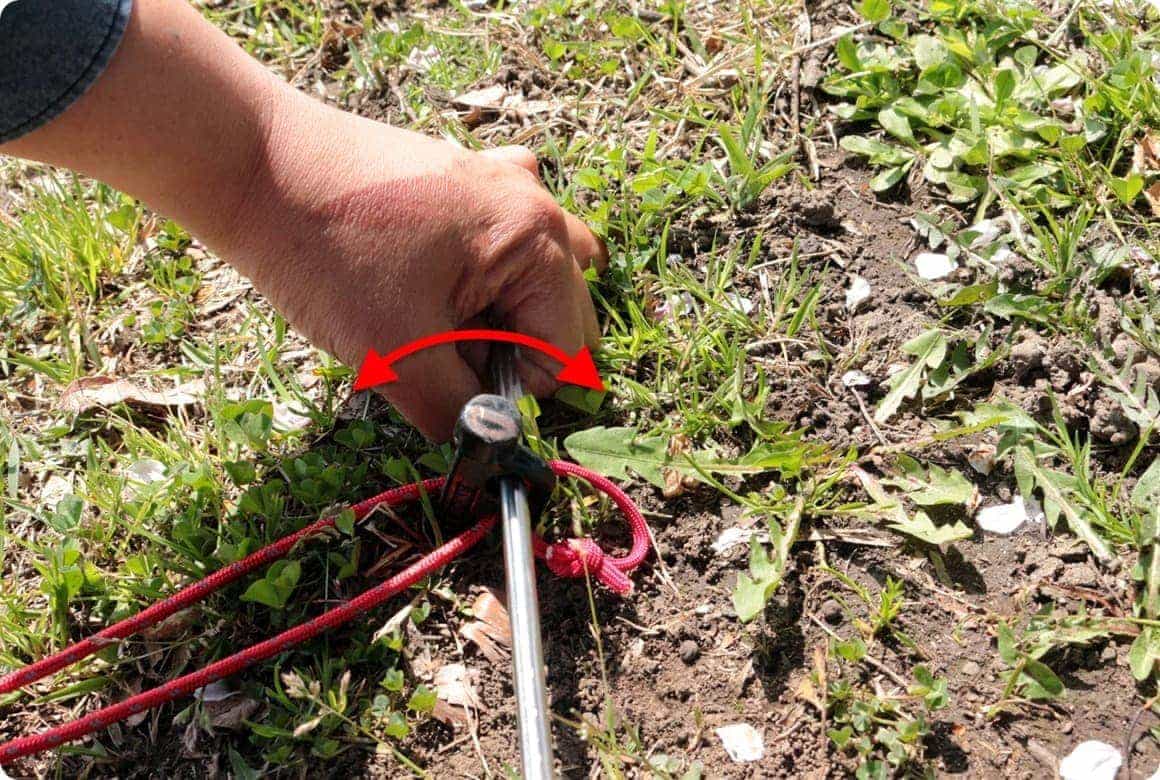 ねじって地面とペグの隙間を作れば 簡単に抜ける