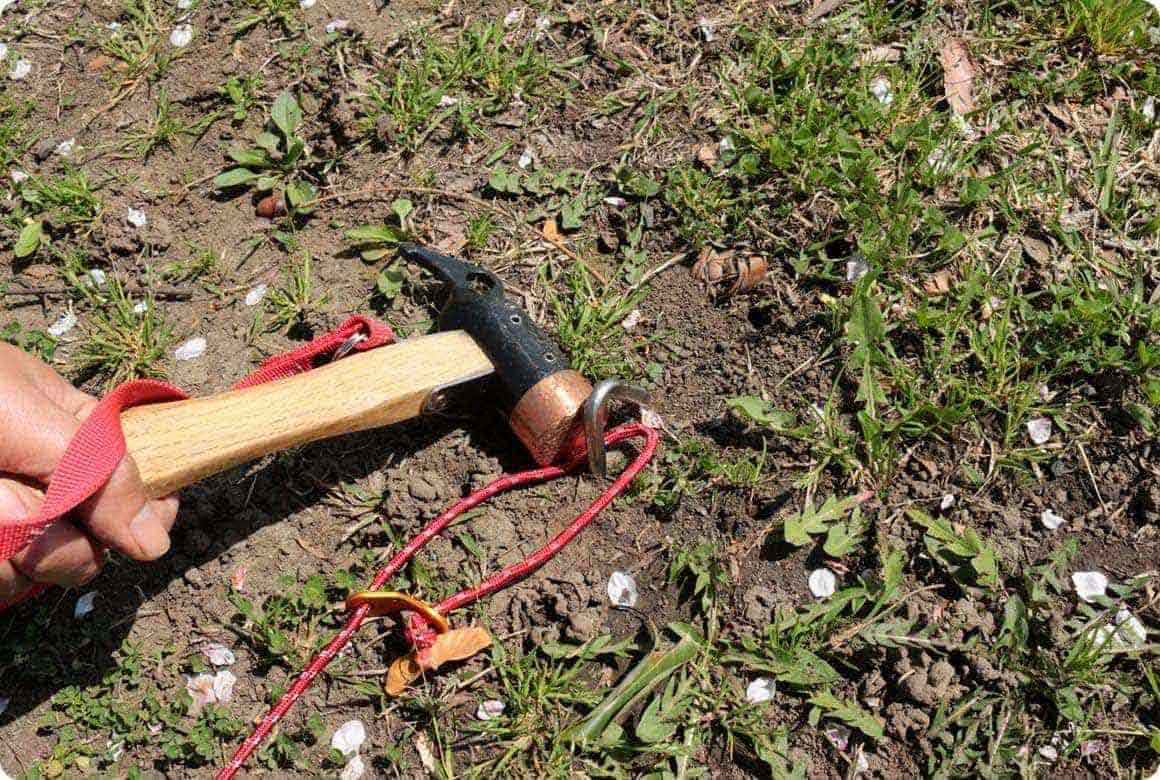 穴のあいていないペグの場合は、ペグの横を軽くたたき、地面との隙間を作ります。